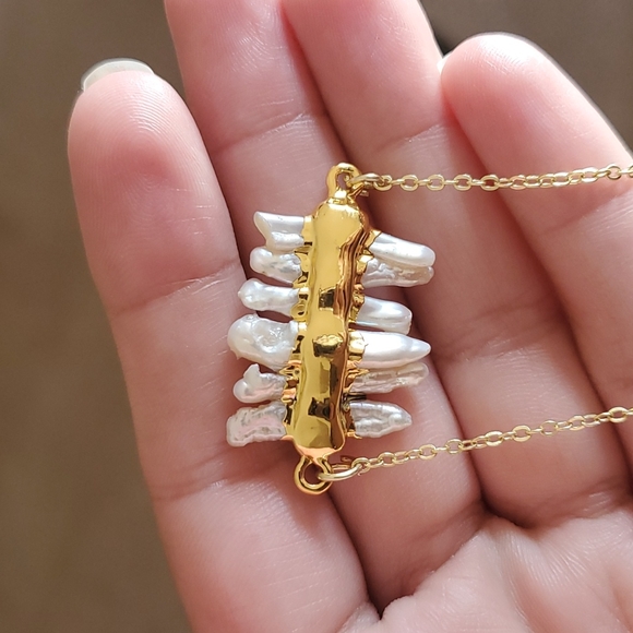 Mother of Pearl Necklace - Picture 4 of 4